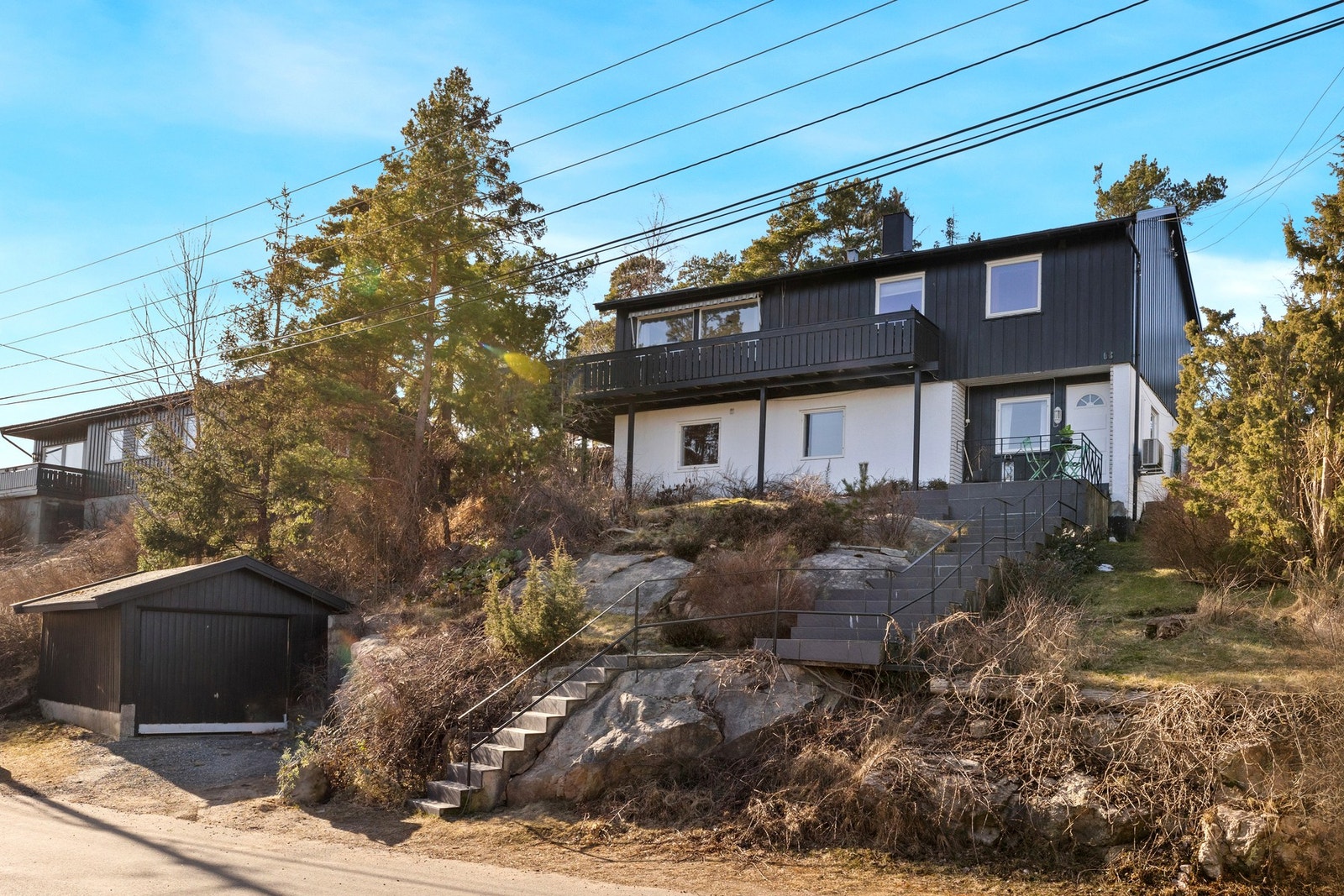 Boligen har alle nødvendige funksjoner i første etasje, i tillegg er det delvis innredet underetasje Galleribilde