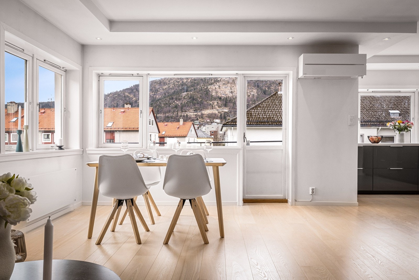 God plass til spisestue i tilknyttning til kjøkkenet Galleribilde