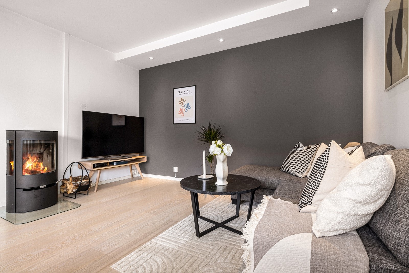 I stuen har man også en flott peisovn fra 2014, pipen ble rehabilitert i 2023 Galleribilde