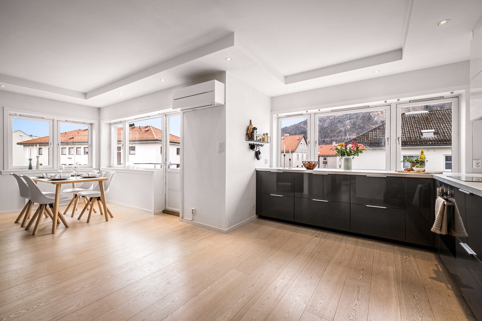 Legg merke til varmepumpe på vegg, denne ble montert i 2022 Galleribilde