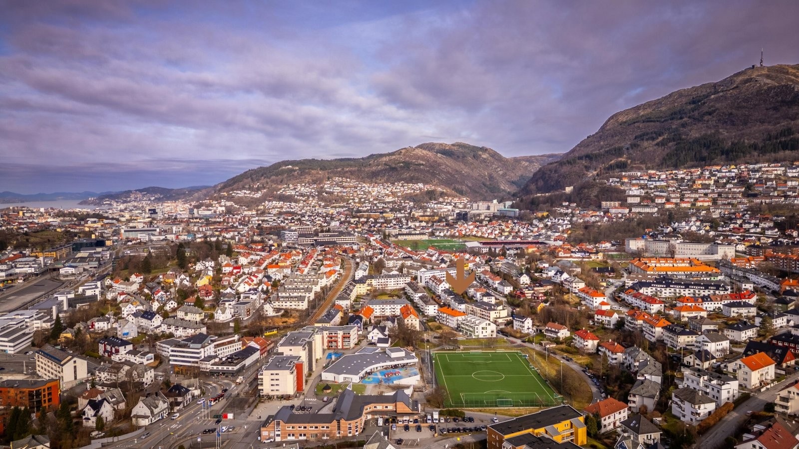 På Wergeland finner man fotballbane og treningssenter, samt matbutikk som også er åpen på søndager. Galleribilde