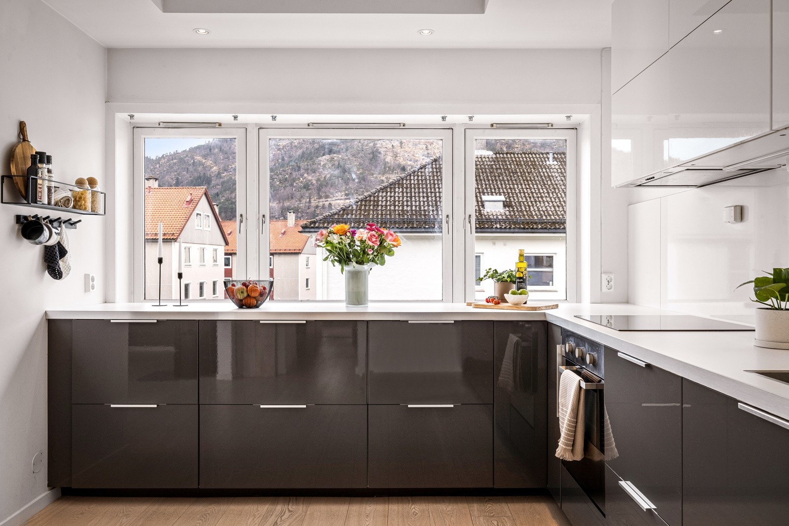 Stor benkeplass og nydelig utsikt mens man kokkelerer Galleribilde