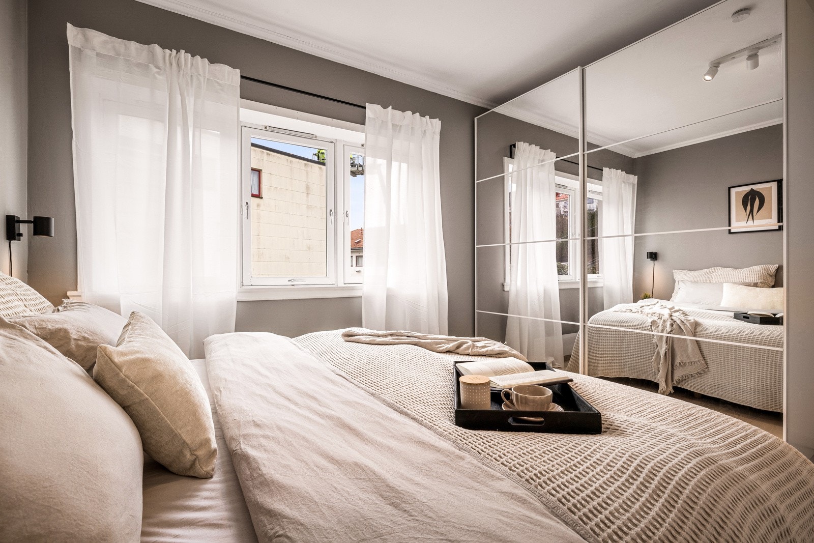 Stor speilskyvedørsgarderobe på hovedsoverommet Galleribilde