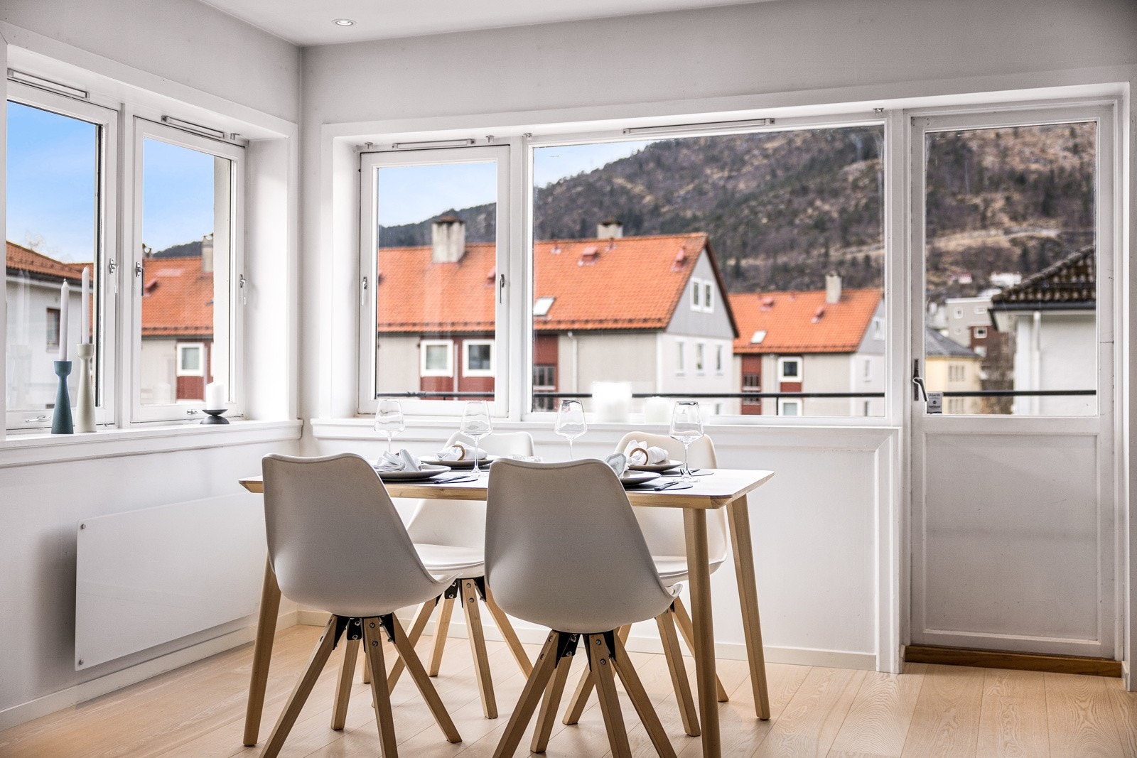 Fra stue er det utgang til vestvendt balkong Galleribilde