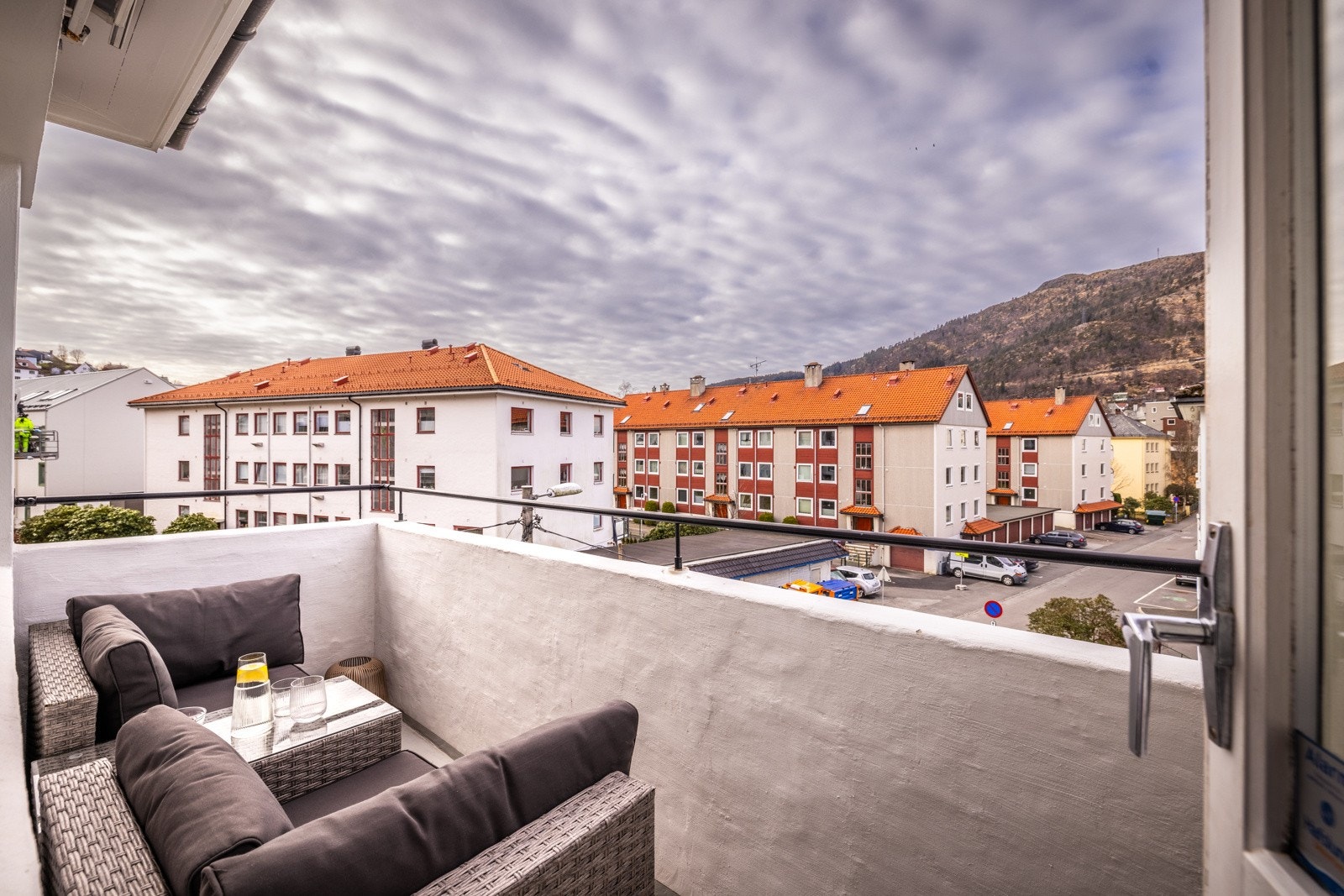 Balkong har fått nytt dekke samt nytt topprekkverk i 2023 Galleribilde