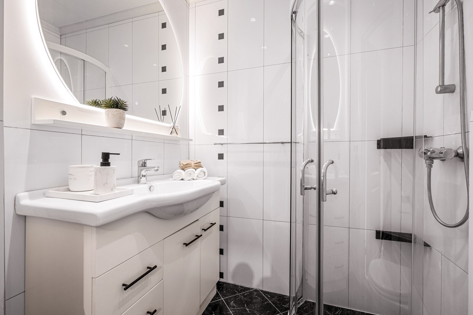 Badet er på 2,4 kvm Galleribilde