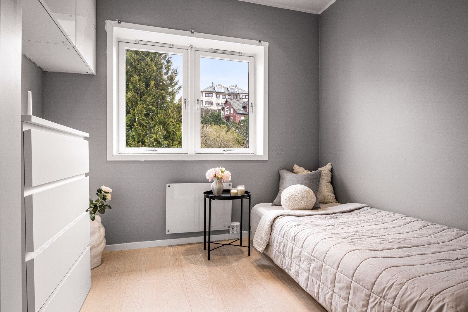 Soverom nr 1 er på 6,4 kvm. Parkett på gulv Galleribilde