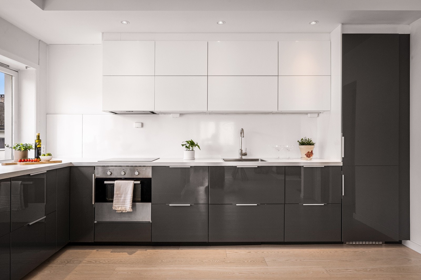 Kjøkkenet har integrerte hvitevarer og slette fronter Galleribilde