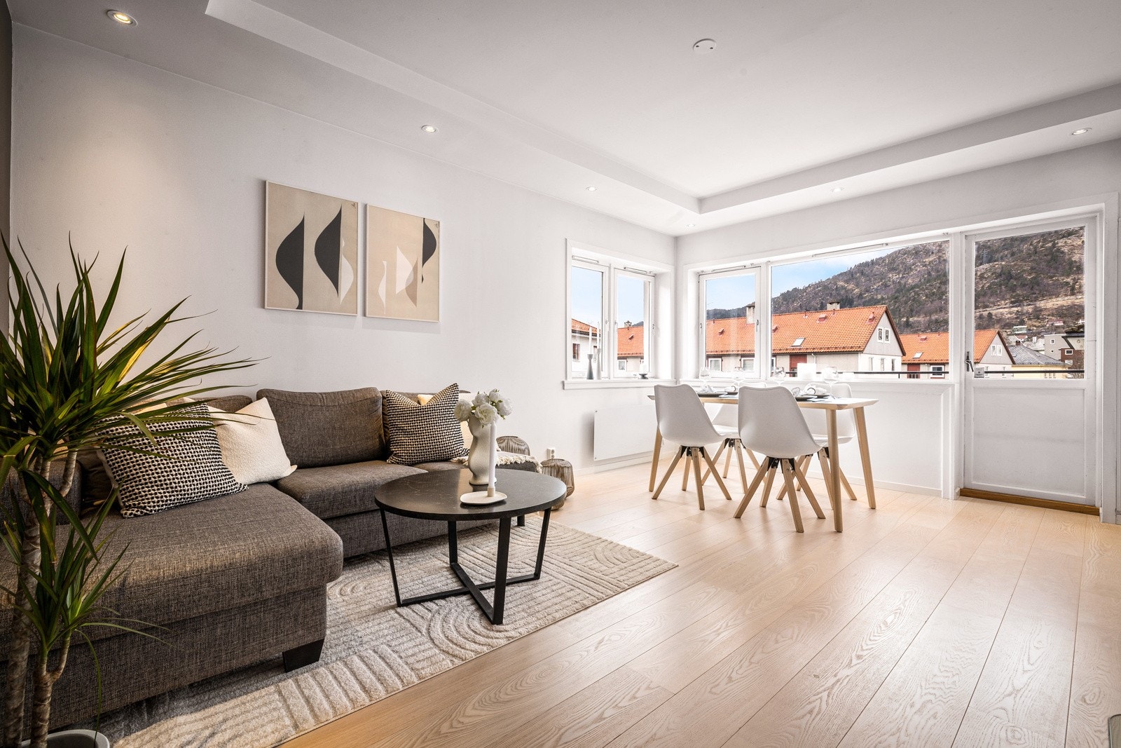 Lys og luftig stue med godt lysinnslipp Galleribilde