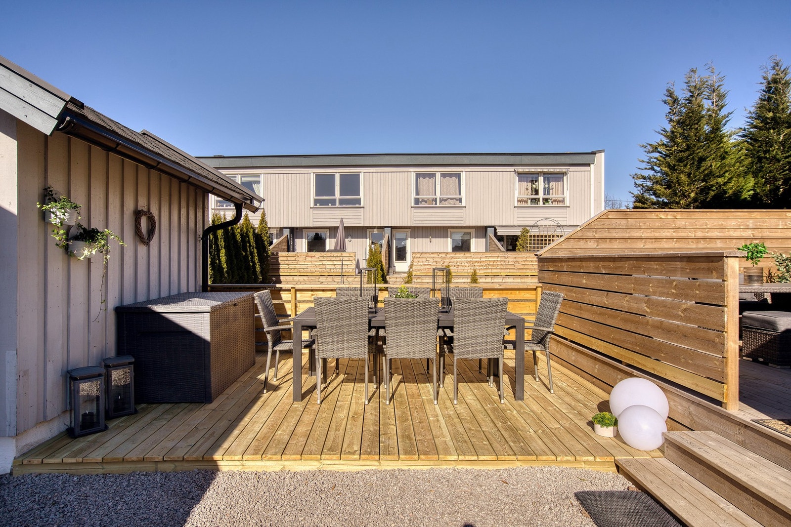 I tillegg til terrassen har rekkehuset denne herlige plattingen. Galleribilde