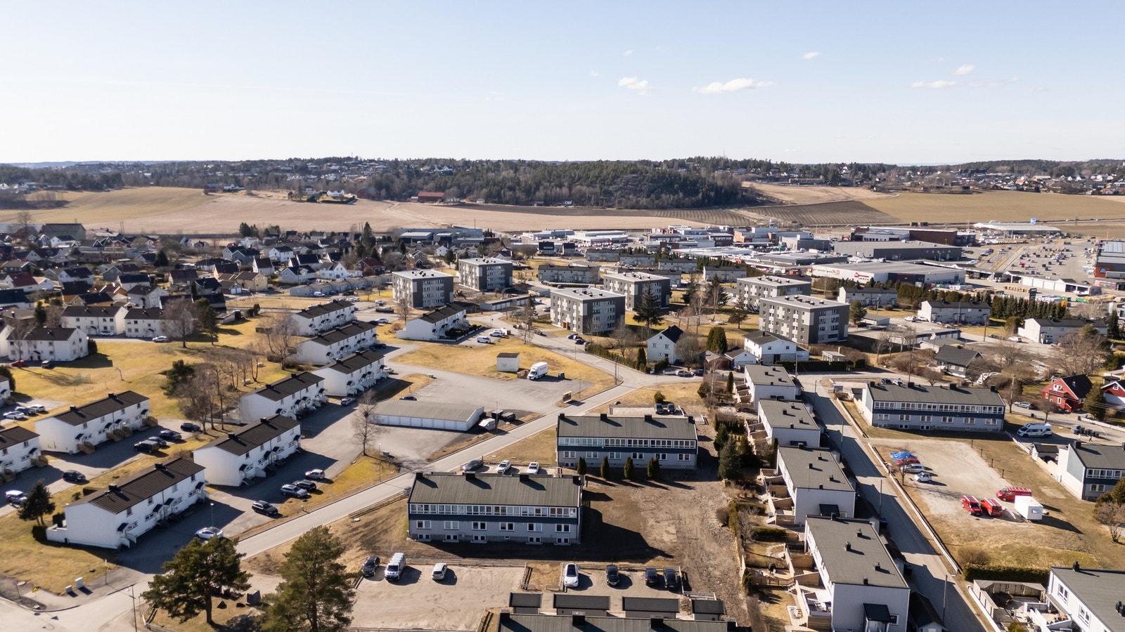 Butikker, kjøpesenter, idrettsanlegg, barnehager og skoler ligger i nærområdet. Galleribilde