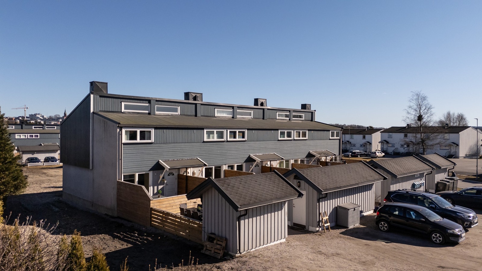 Praktisk lagringsplass i bod like utenfor ytterdøren/terrassen. Galleribilde