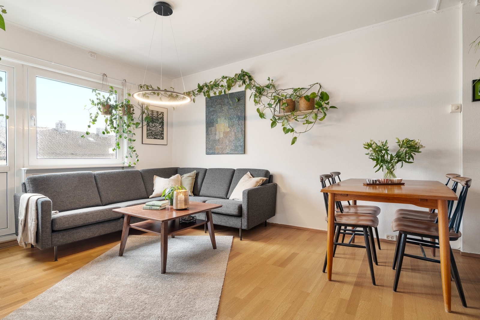 Leiligheten har godt med naturlig lys og utgang til balkong. Galleribilde