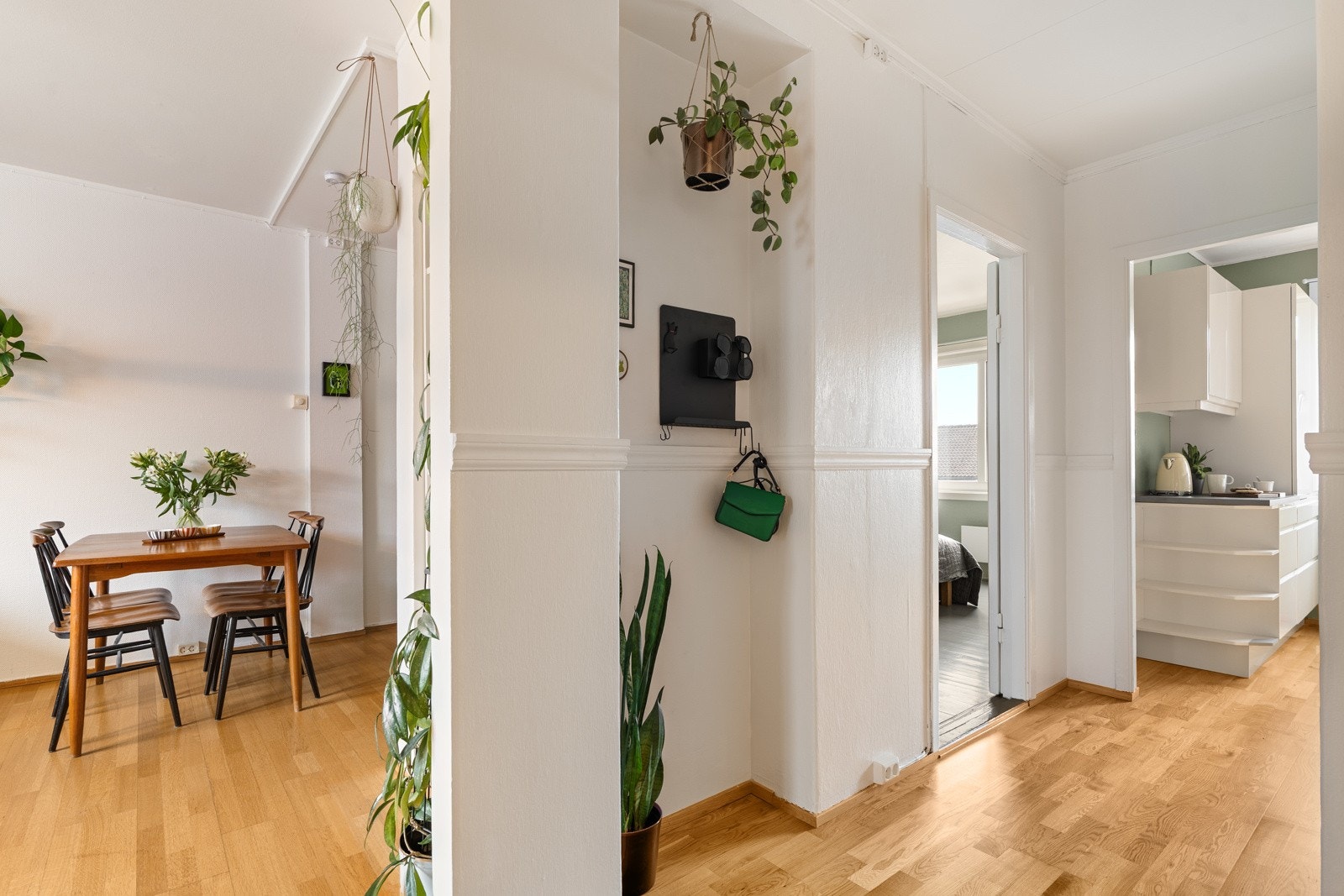 Lys gang med inngang til øvrige rom. Galleribilde