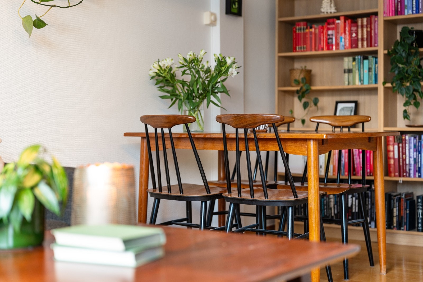 Stuen er romslig og har god plass til spisebord. Galleribilde