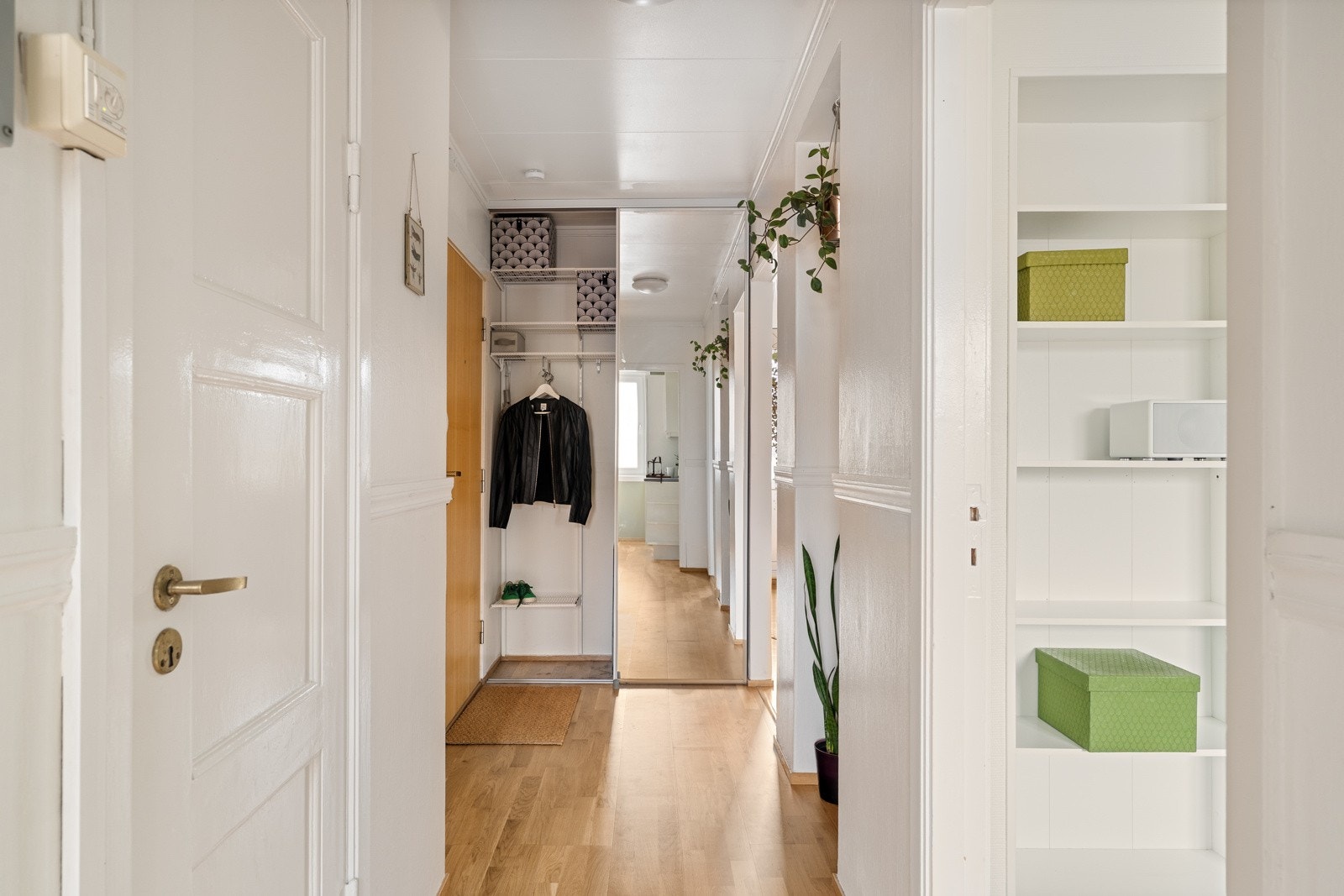 Skyvedørsgarderobe med speilfronter i gang. Galleribilde