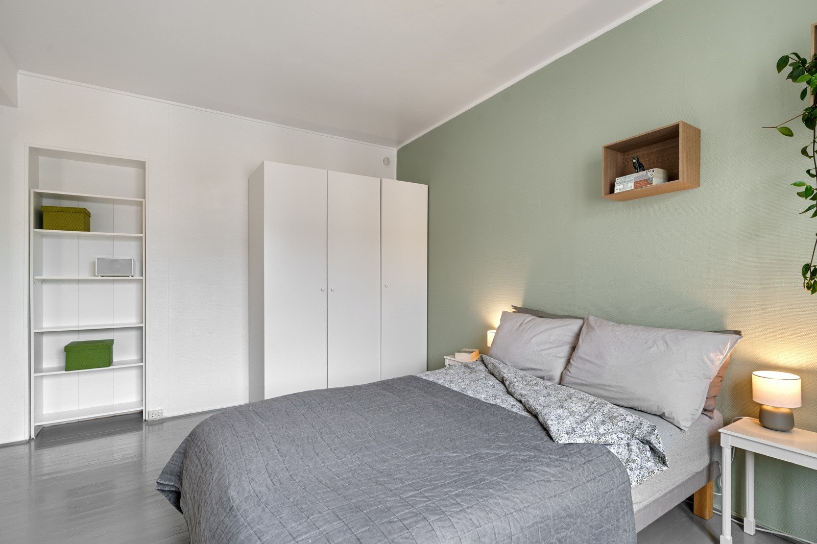 Romslig soverom på ca. 13 kvm med god plass til dobbelseng, gardeobe og skrivebord. Galleribilde