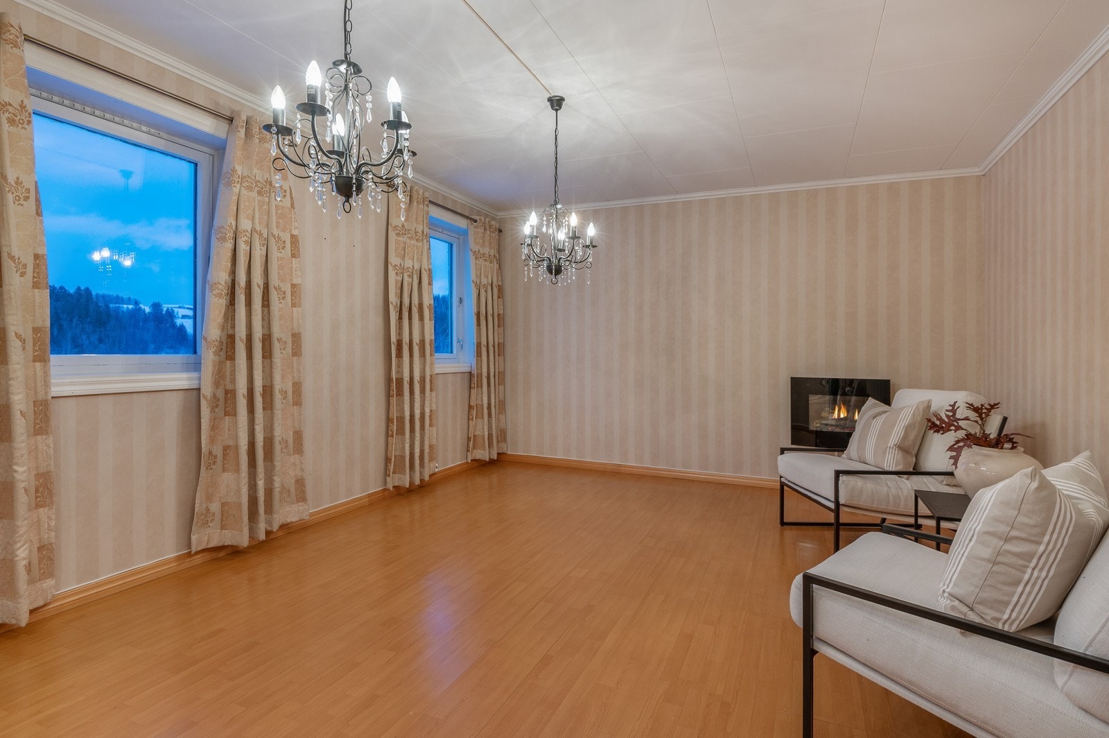 Lys og pen stue med store vindusflater som gir godt med lysinnslipp Galleribilde