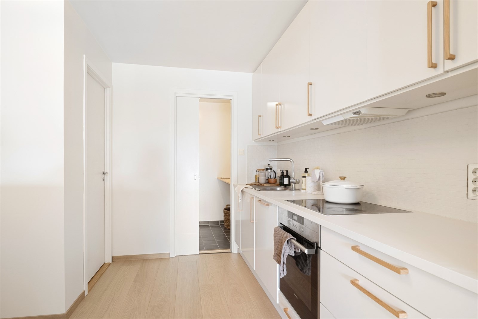 Fra kjøkkenet har man tilgang til både vaskerom og bod Galleribilde