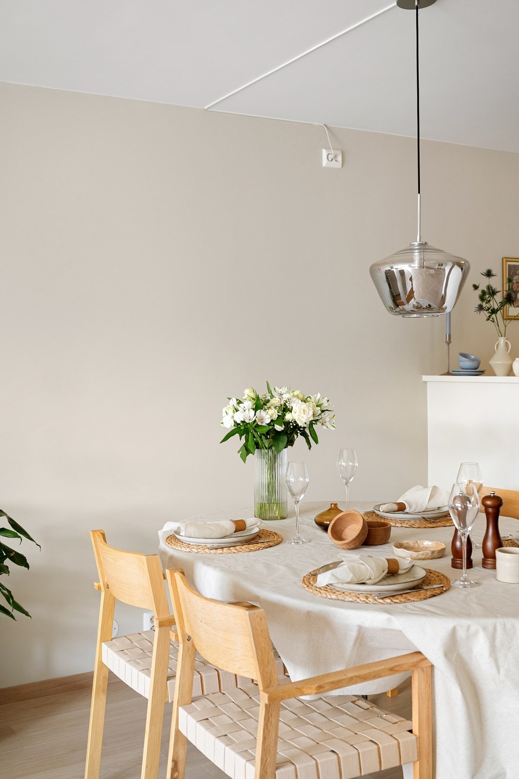 God plass til spisebord i forbindelse med kjøkkensonen Galleribilde