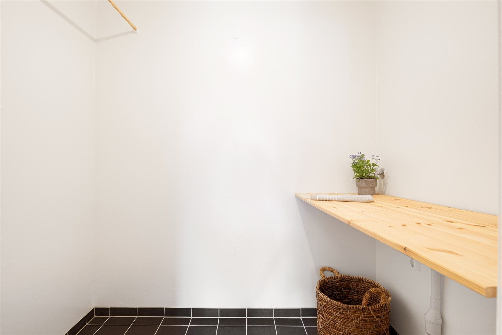 Praktisk vaskerom med opplegg til vaskemaskin og tørketrommel Galleribilde