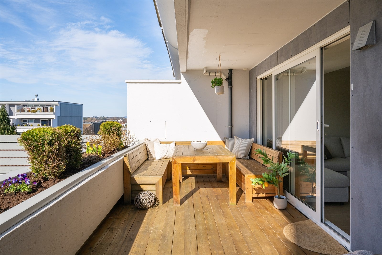 Fra stuen har man direkte utgang til en sørvestvendt terrasse på 17 kvm Galleribilde