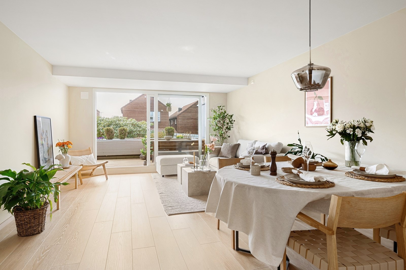 Gjennomgående enstavs laminatgulv, nysparklede og malte vegger med listefrie overganger gir et moderne og stilrent uttrykk. Galleribilde