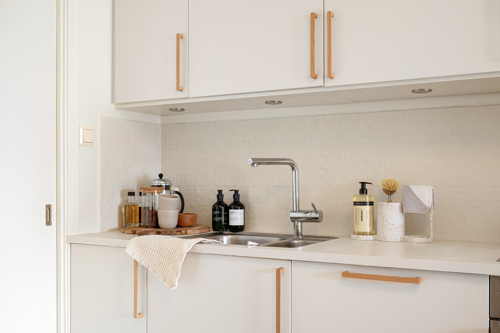 Belysning mellom overskap og benk Galleribilde