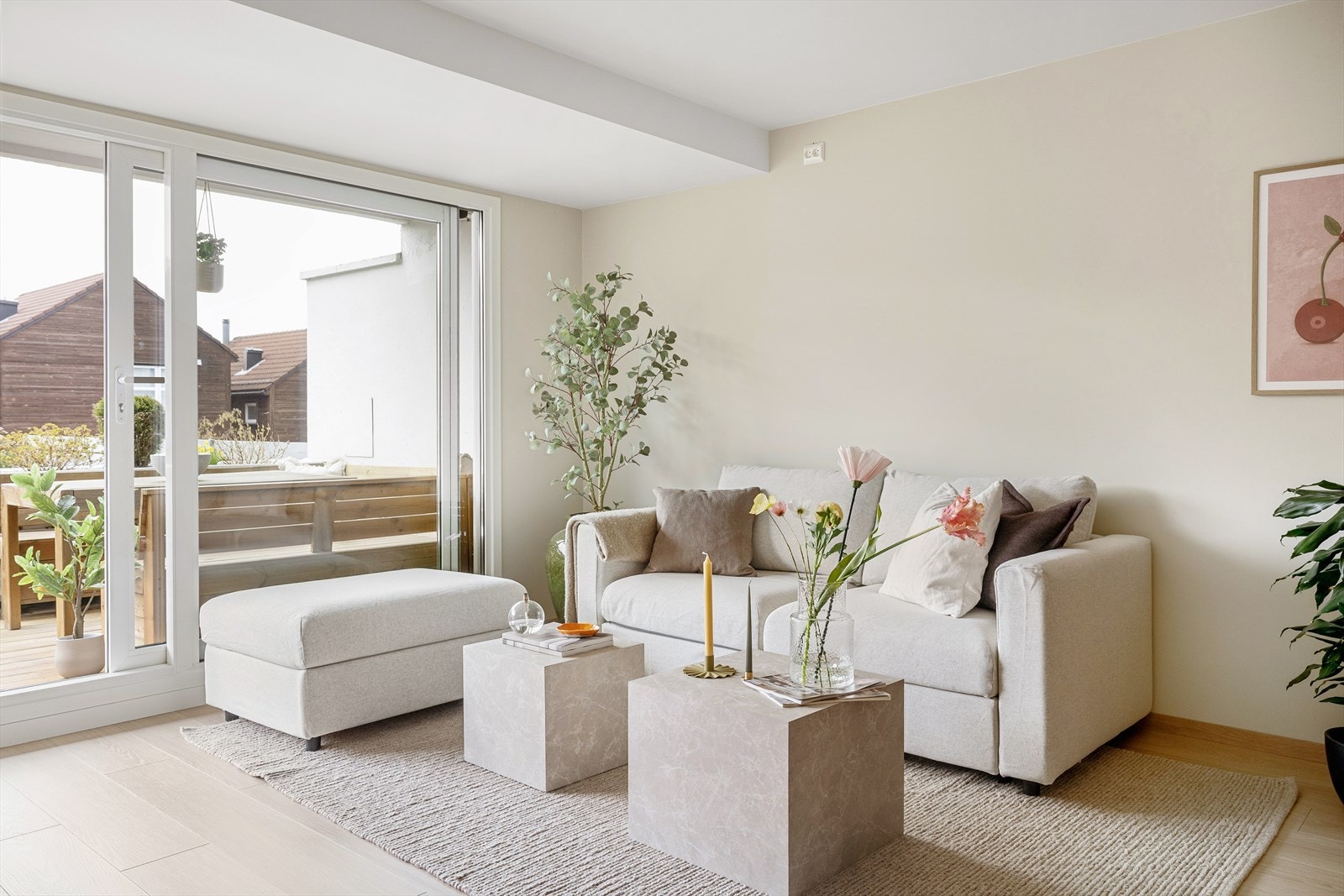 Lys og luftig stue med flotte fargepaletter på vegger Galleribilde