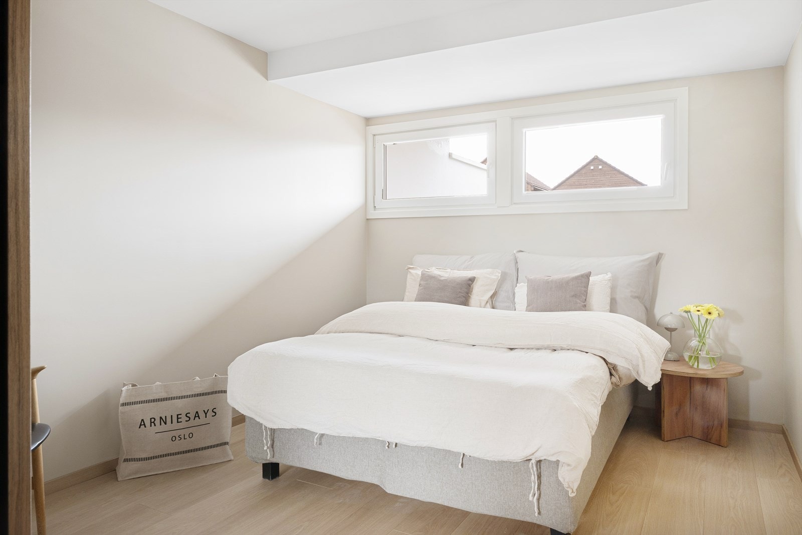 Romslig soverom. Her er det også garderobeskap som medfølger handelen Galleribilde