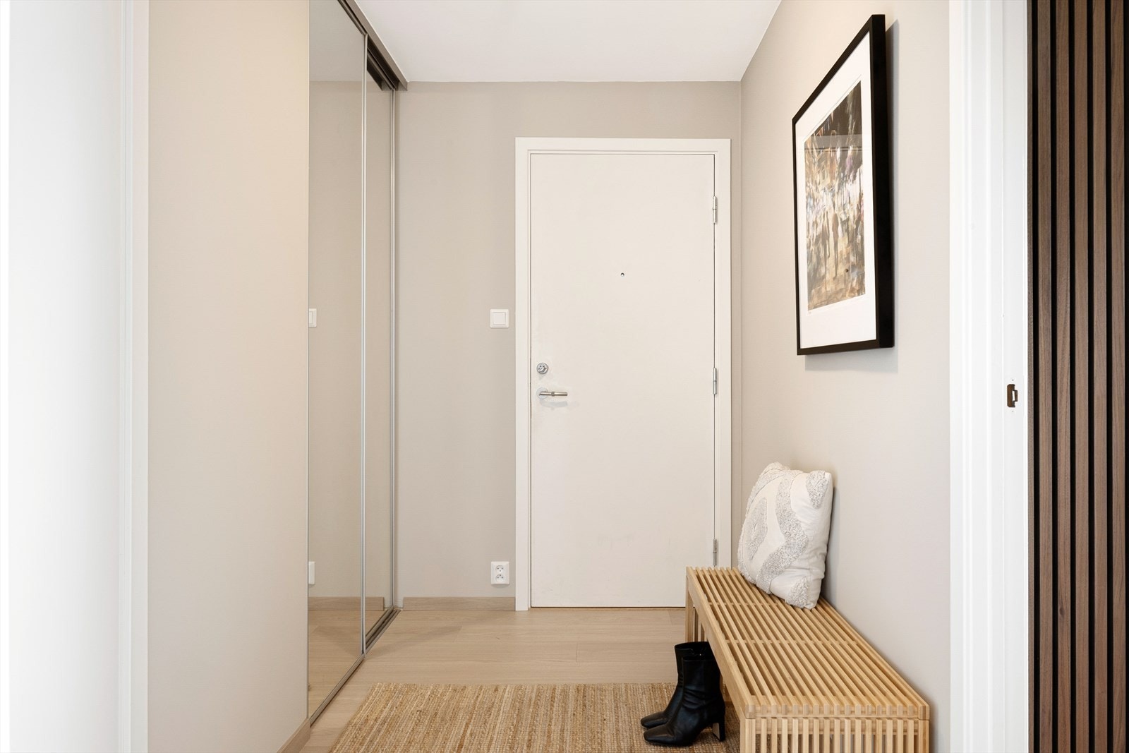 Gangen gir et godt førsteinntrykk med romslig skyvedørsgarderobe for praktisk oppbevaring. Galleribilde