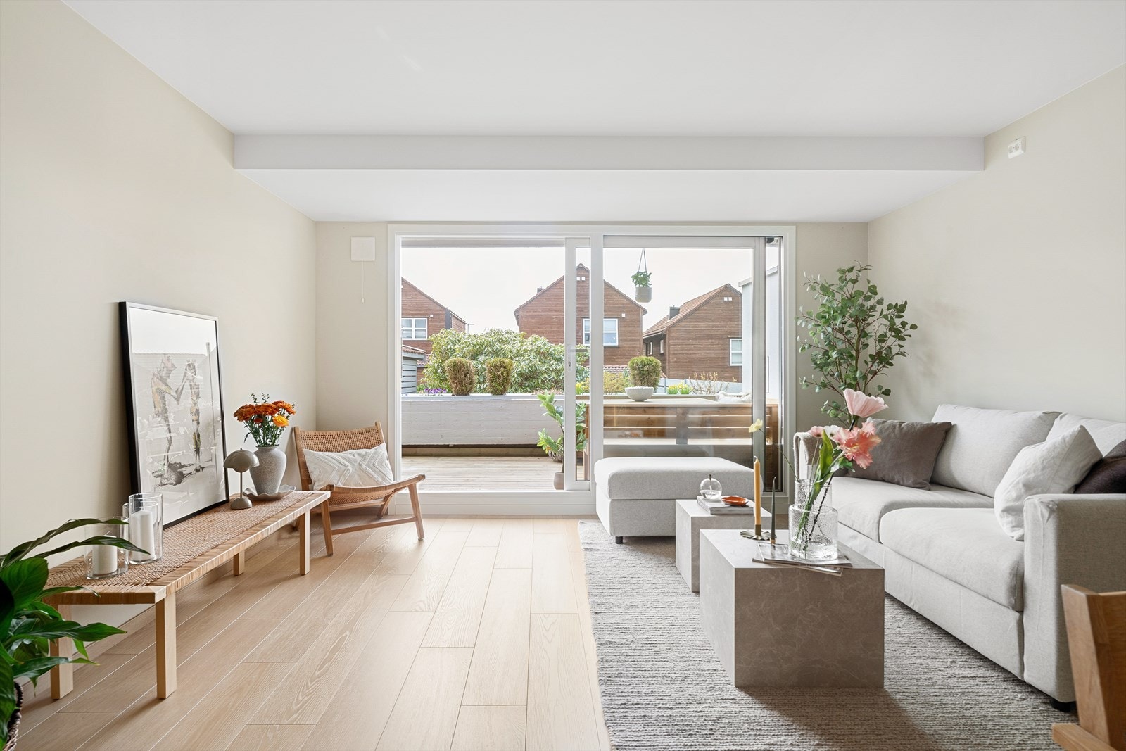 Store vindusflater sørger for å slippe rikelig med lys inn til boligen Galleribilde