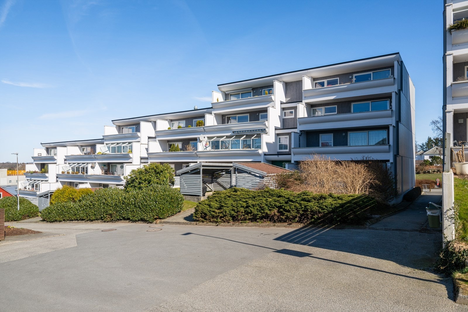 Boligen ligger i et attraktivt og rolig nabolag på Tjensvoll. Galleribilde