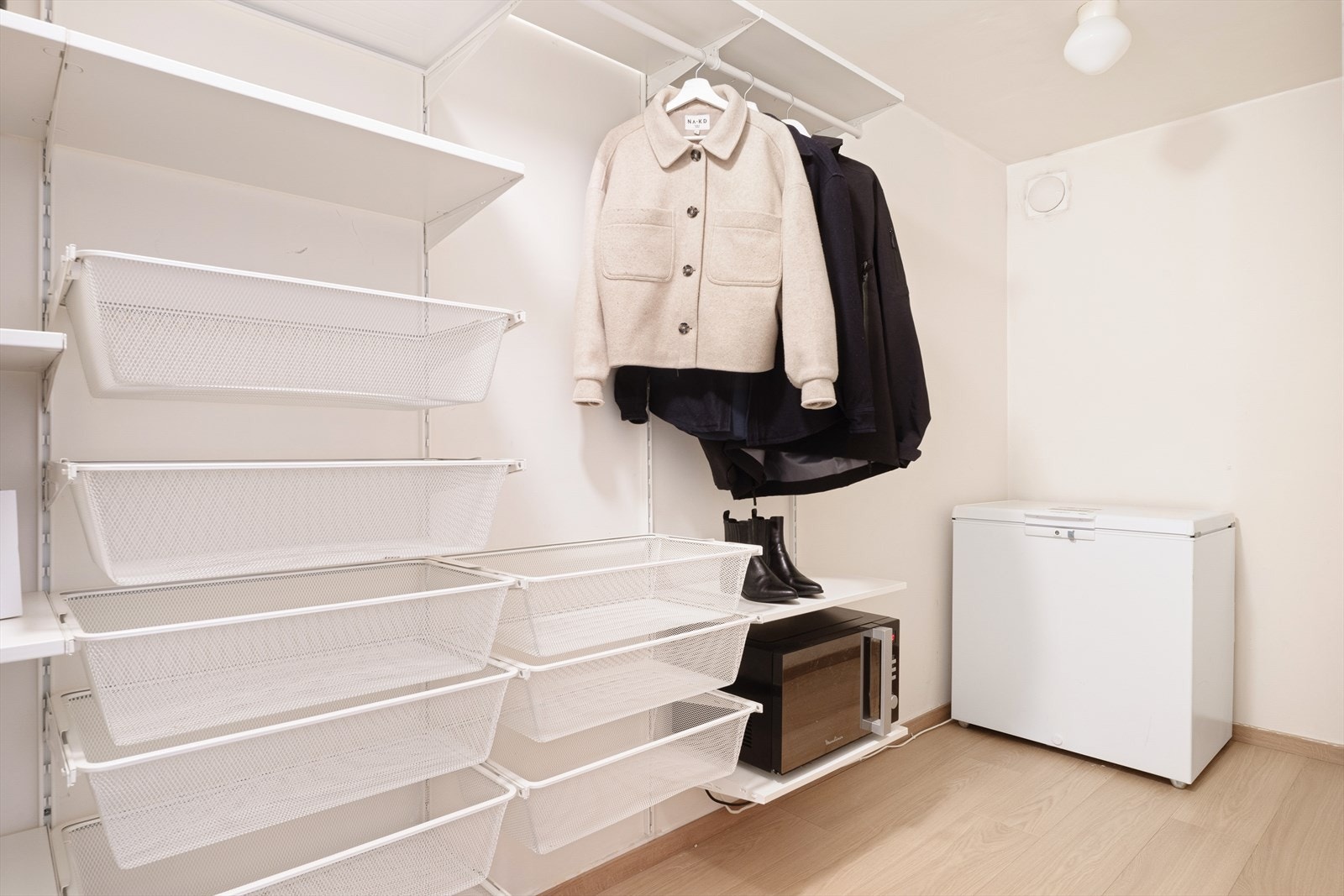 Romslig bod i tilknytning til kjøkkenet med gode lagringsmuligheter. Galleribilde