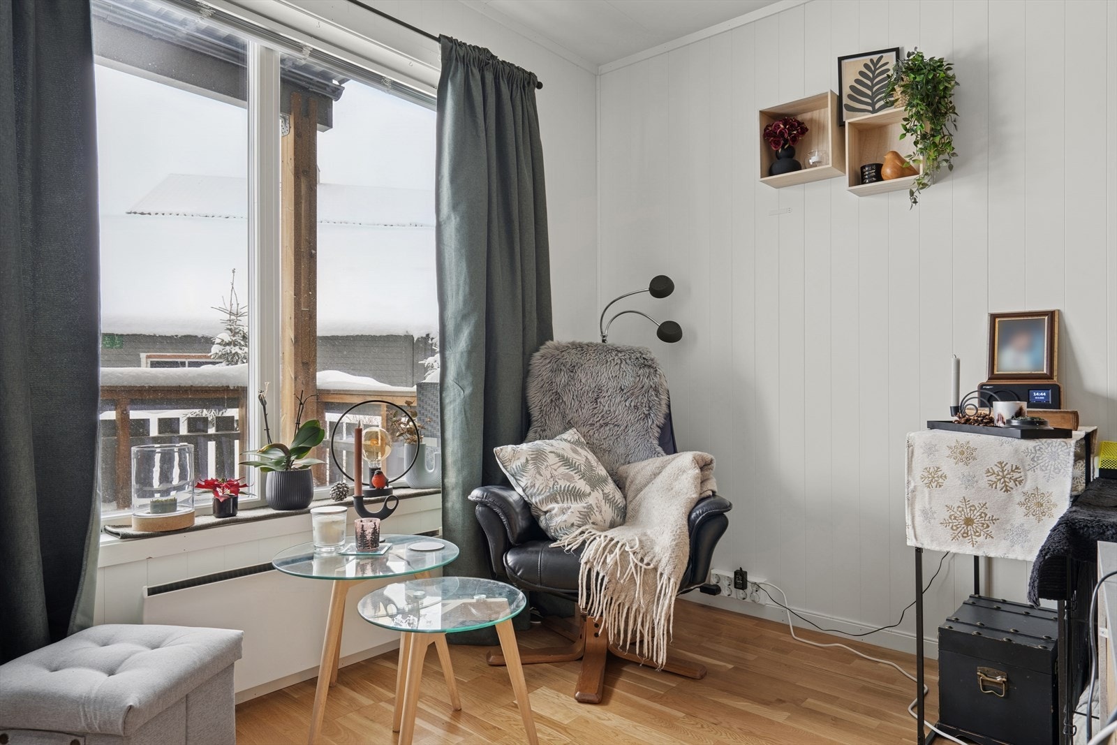 de store vindusflatene gir godt med naturlig lys samt direkte tilgang til leilighetens terrasse. Galleribilde