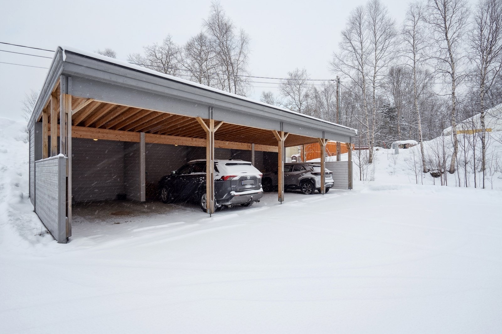 Det medfølger en parkeringsplass i felles carport. Galleribilde