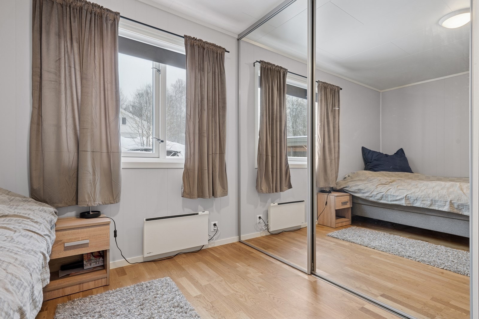Hovedsoverommet er utstyrt med en praktisk skyvedørsgarderobe som gir ekstra lagringsplass. Galleribilde