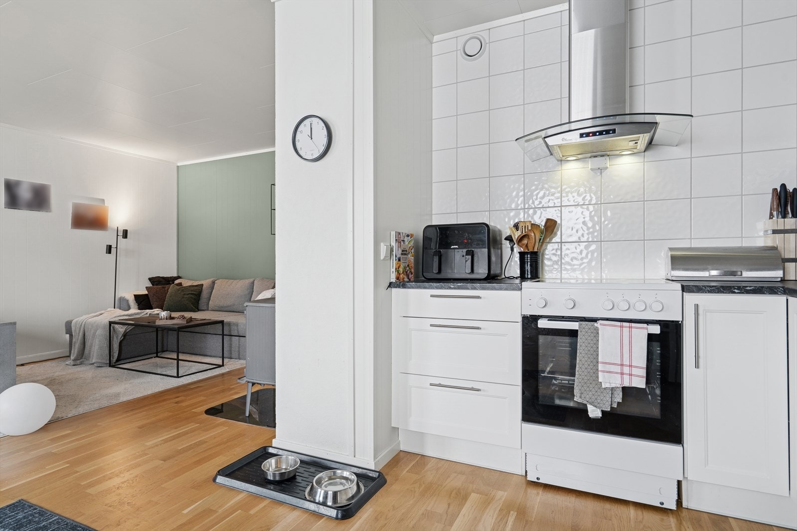 Kjøkkenet har profilerte fronter, samt en laminert benkeplate med nedfelt oppvaskkum i stål og ett-greps blandebatteri. Galleribilde