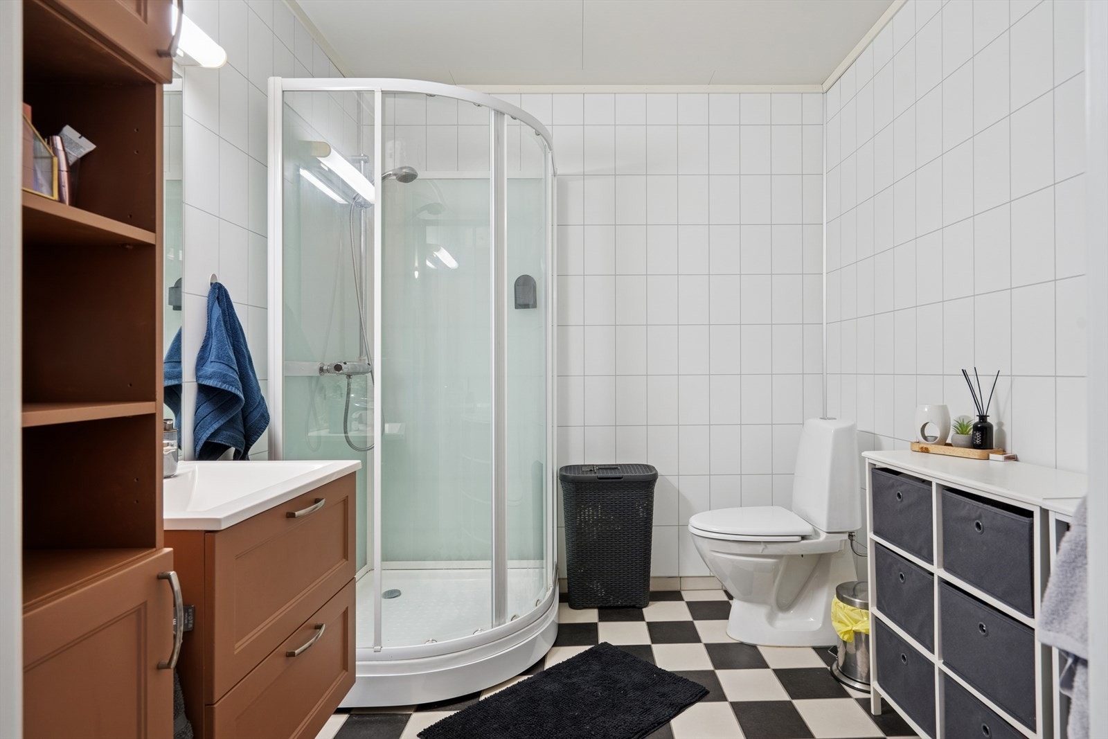 Her finner du heldekkende servant med ett-greps blandebatteri, gulvmontert toalett, dusjkabinett og opplegg for vaskemaskin. Galleribilde