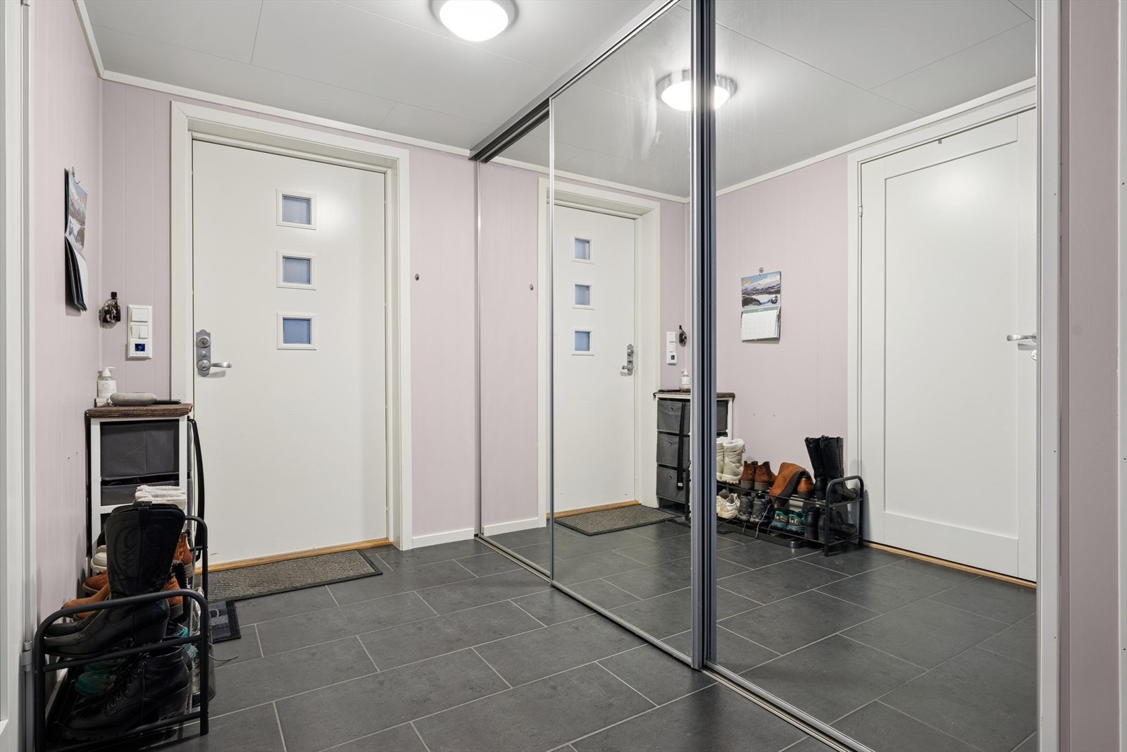 Du ønskes velkommen inn til entréen med flislagt gulv, varmekabler og en stor skyvedørsgarderobe som gir rikelig med oppbevaringsplass for sko og yttertøy. Galleribilde
