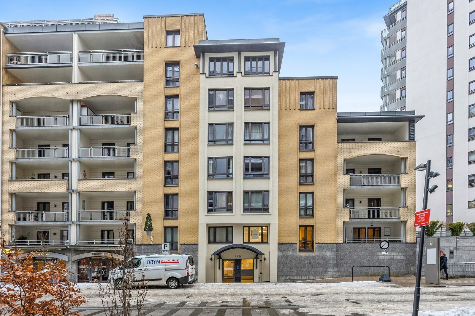 Leiligheten ligger i byggets 6.etg med heisadkomst til etasjeplanet. Galleribilde