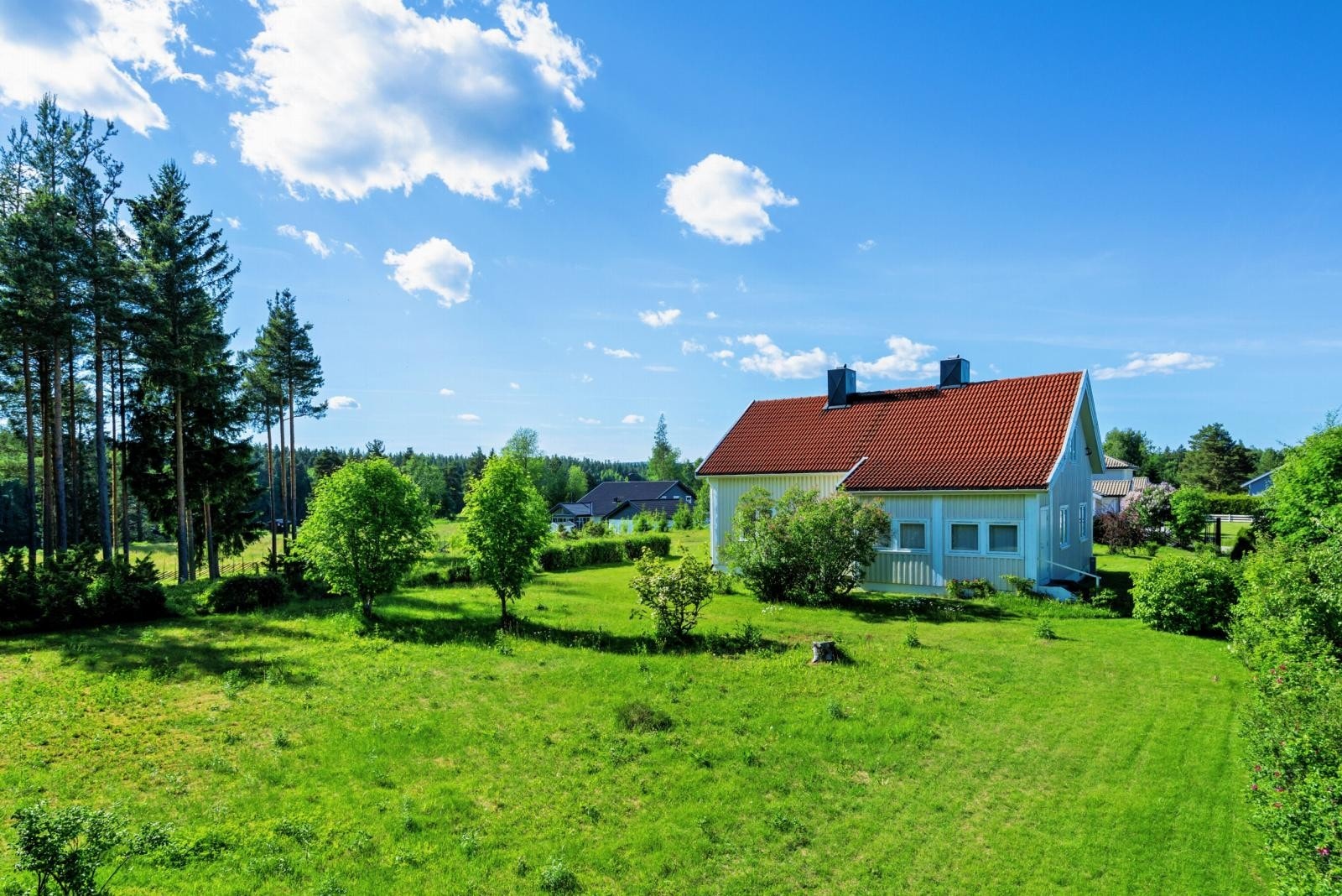 Sentrumsnær enebolig med ca. 2 mål tomt. Idyllisk beliggenhet like ved Glomma. Galleribilde