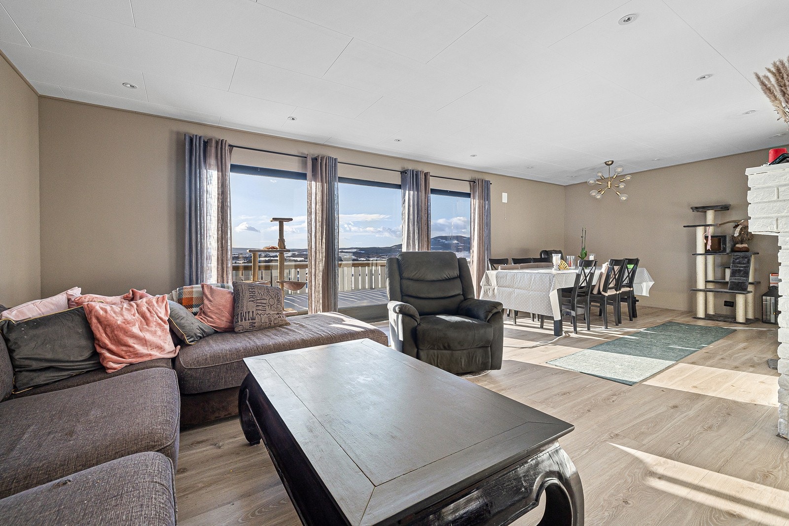 Stue i 1. etasje med utgang til veranda Galleribilde