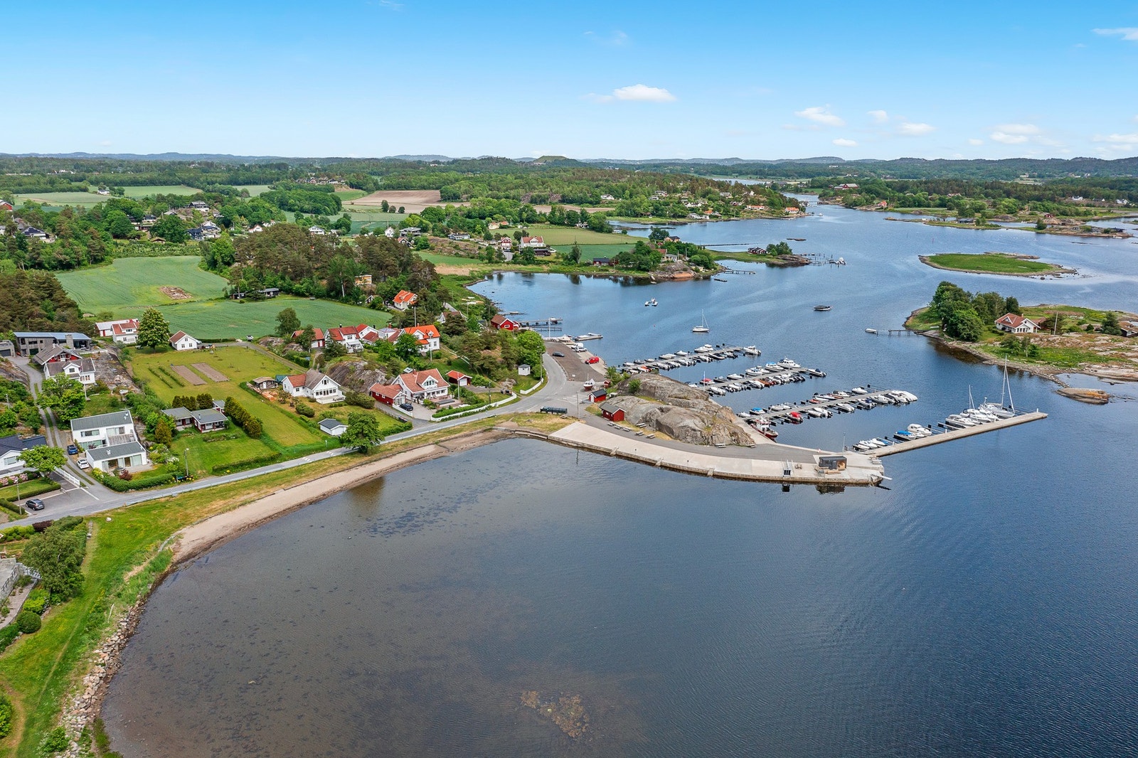 Flotte nærområder med båthavn og badestrand Galleribilde