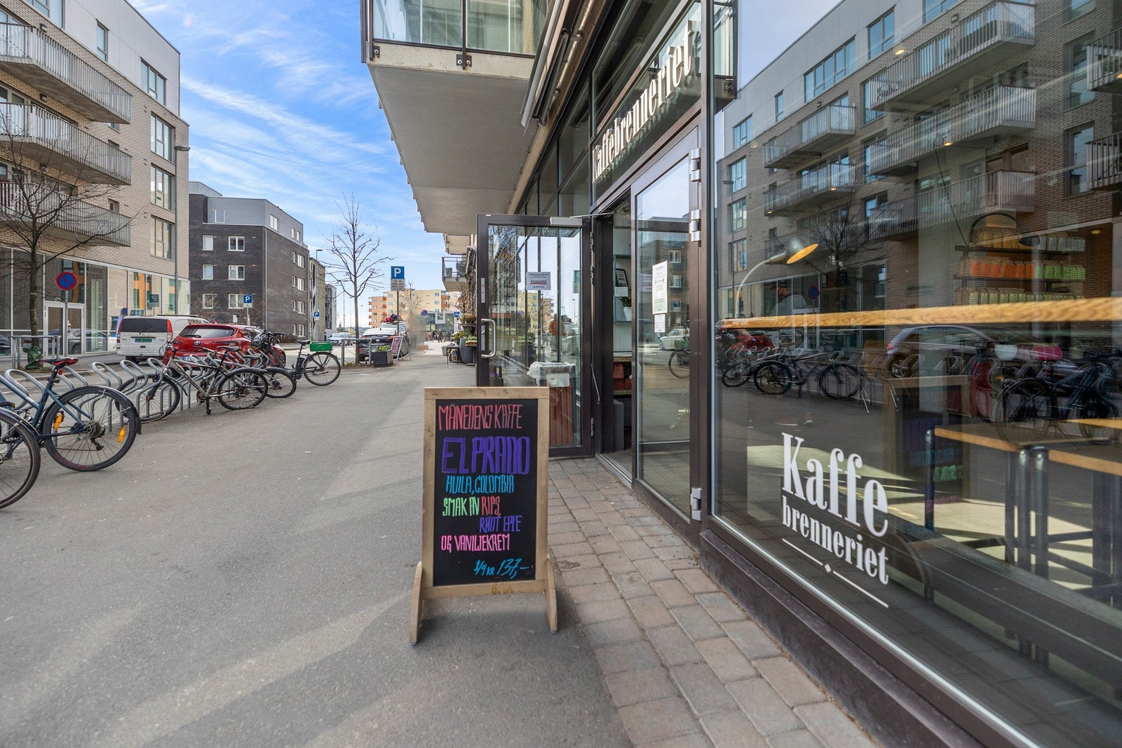 Flere koselige kaféer i området. Galleribilde