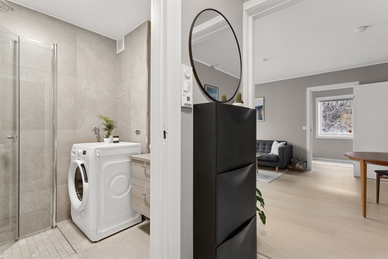 Fra entréen føres du videre inn til boligens bad og til stue. Galleribilde