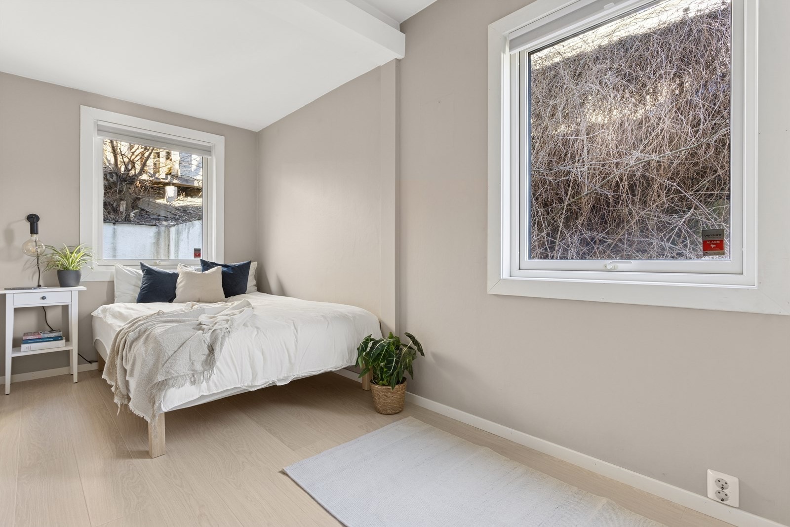 Det romslige soverommet er med plass til både dobbeltseng og tilhørende sengemøblement. Galleribilde