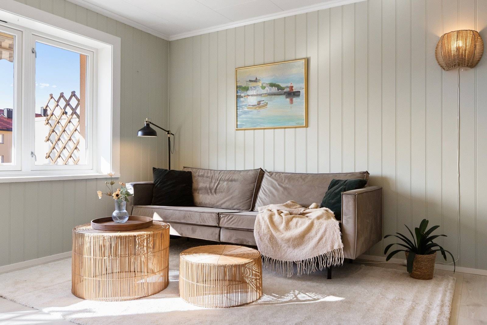 Her er det god plass til en romslig sofagruppe med sofabord, samt øvrig møblement etter ønske. Galleribilde