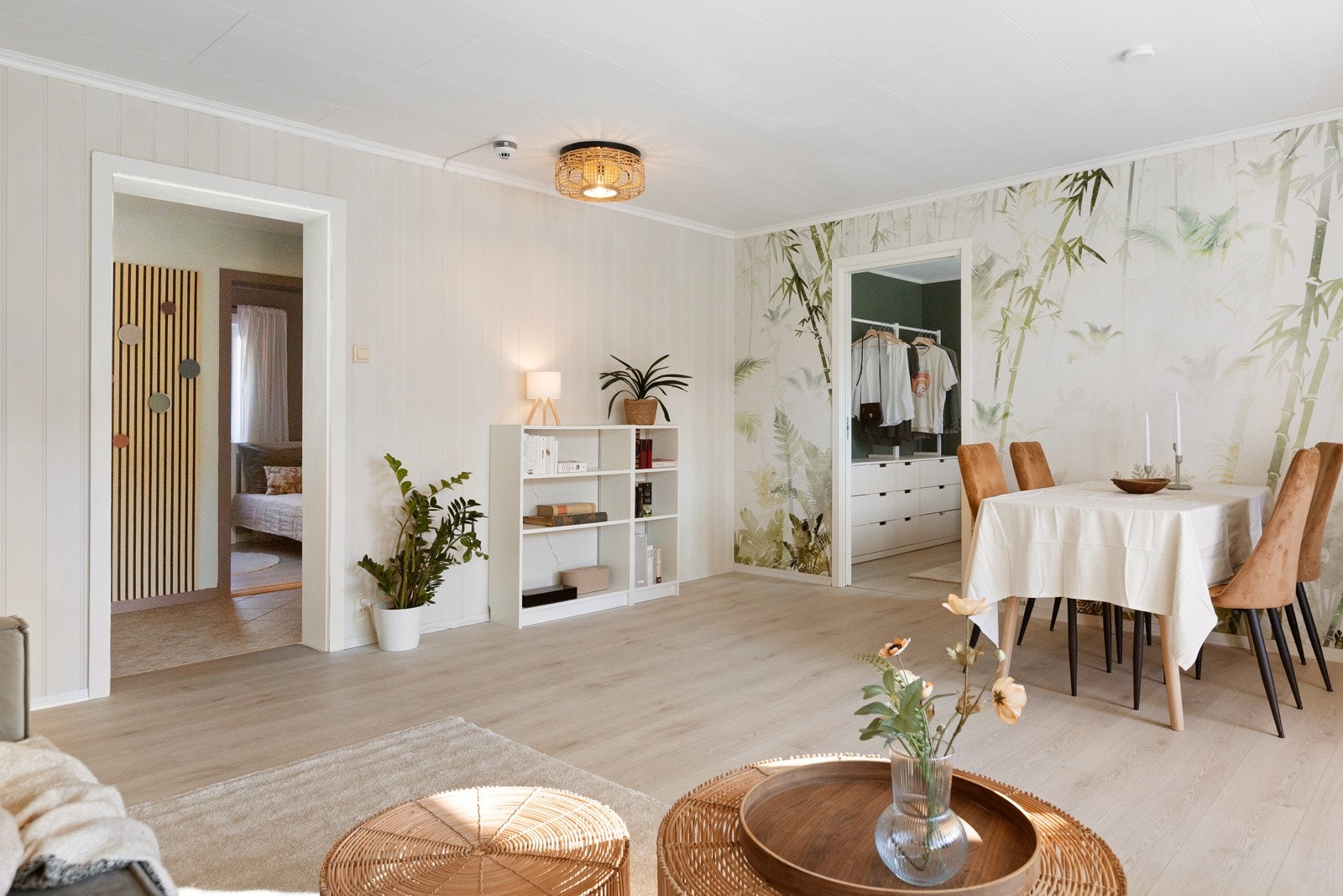 Gulvet fra 2023 er laminat, og veggene er en flott blanding av tapet og malt panel, som gir et moderne og samtidig klassisk preg. Galleribilde