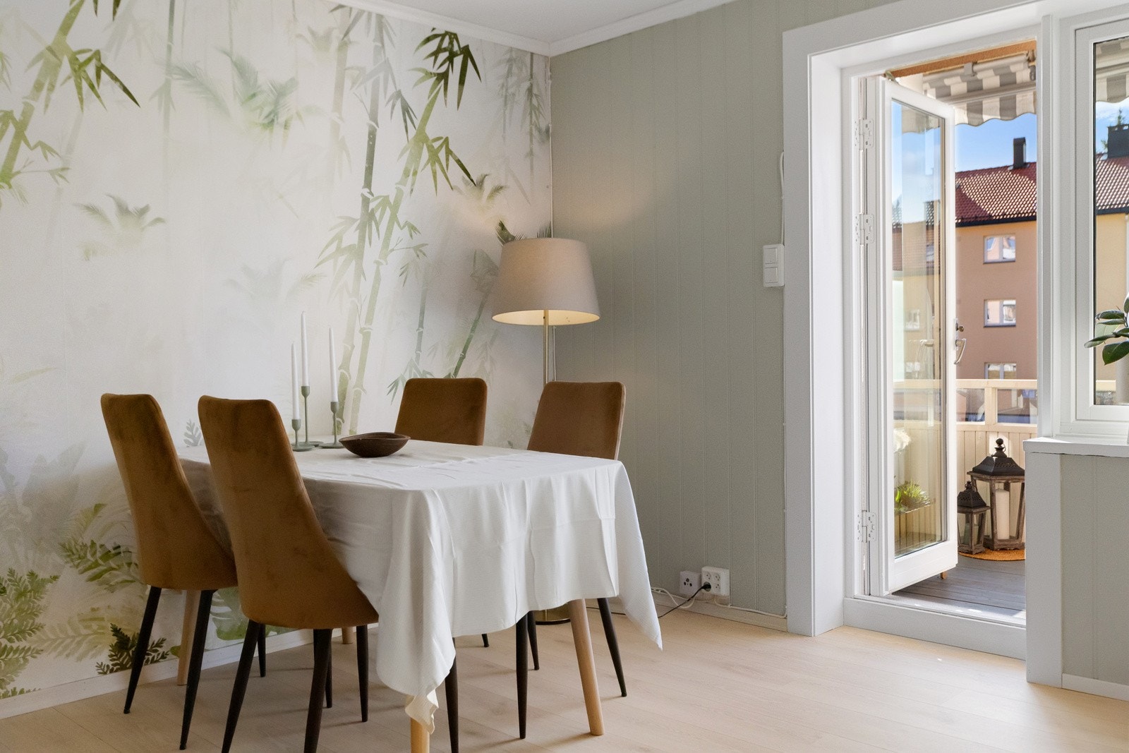 Fra stuen er det utgang til balkongen. Galleribilde
